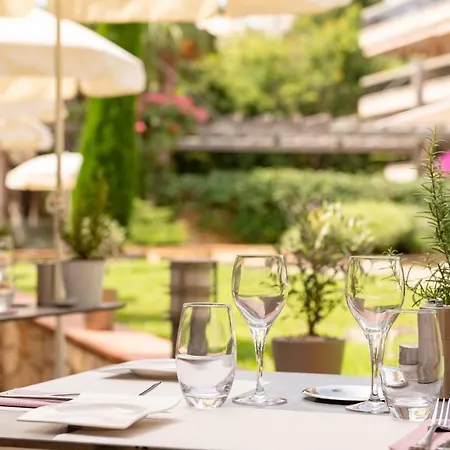 The Originals Boutique, Les Strelitzias