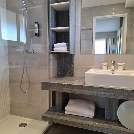 Hotel The Originals Boutique, Les Strelitzias 3*