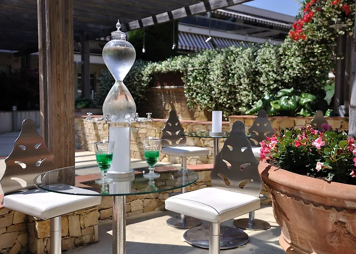 Hotel The Originals Boutique, Les Strelitzias 3*