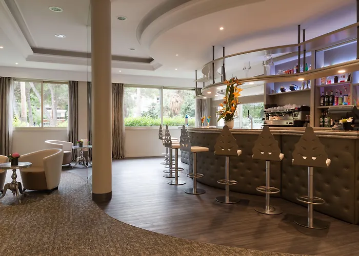 The Originals Boutique, Les Strelitzias Juan-les-Pins