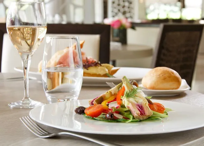 Hotel The Originals Boutique, Les Strelitzias 3*