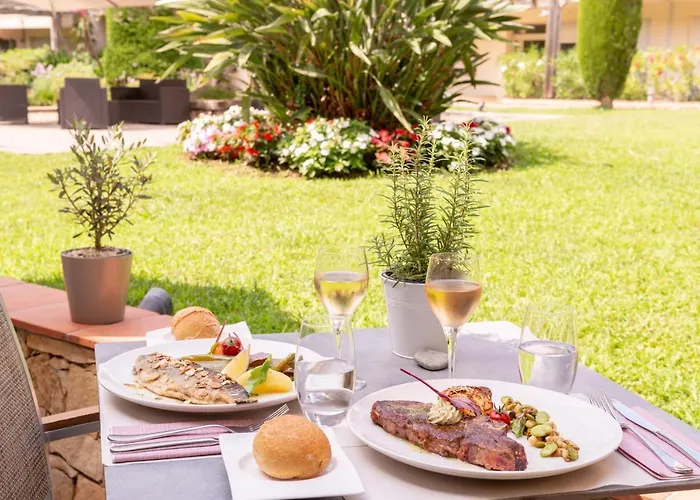 The Originals Boutique, Les Strelitzias Hotel 3*